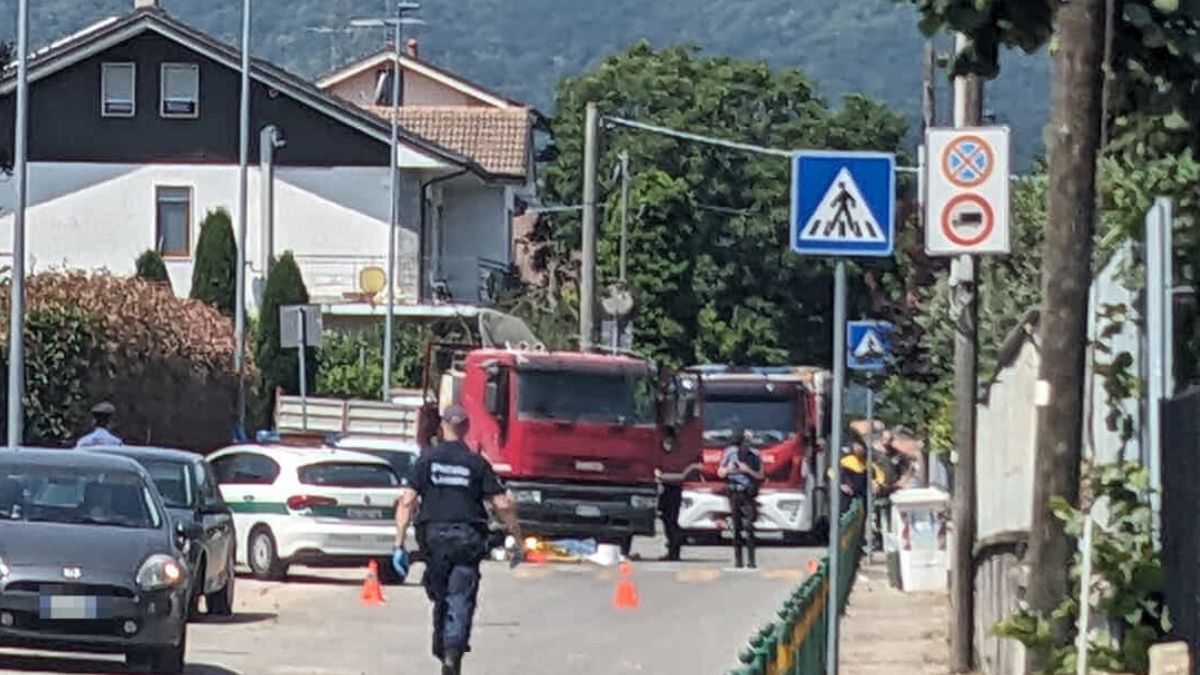 Gravissimo incidente, operaio morto dopo essere stato investito da un camion Gravissimo incidente, operaio morto dopo essere stato investito da un camion
