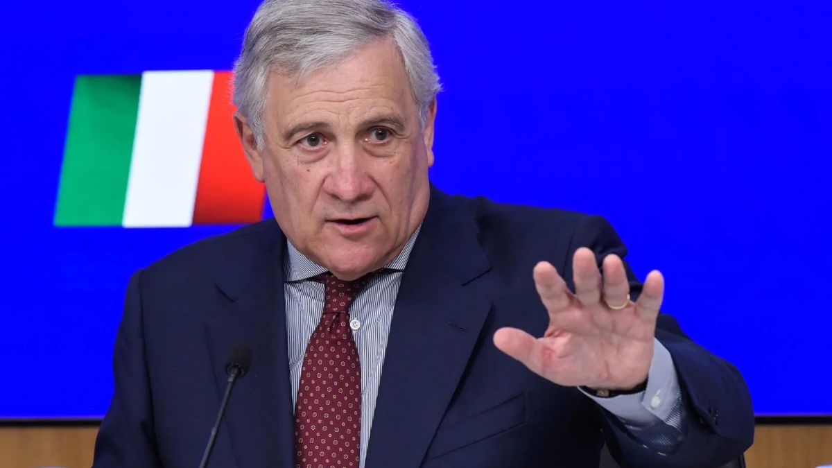 “La bandiera europea? Come Israele”. Tajani parla e viene travolto dalle polemiche: “Ma cosa dici?” “La bandiera europea? Come Israele”. Tajani parla e viene travolto dalle polemiche: “Ma cosa dici?”