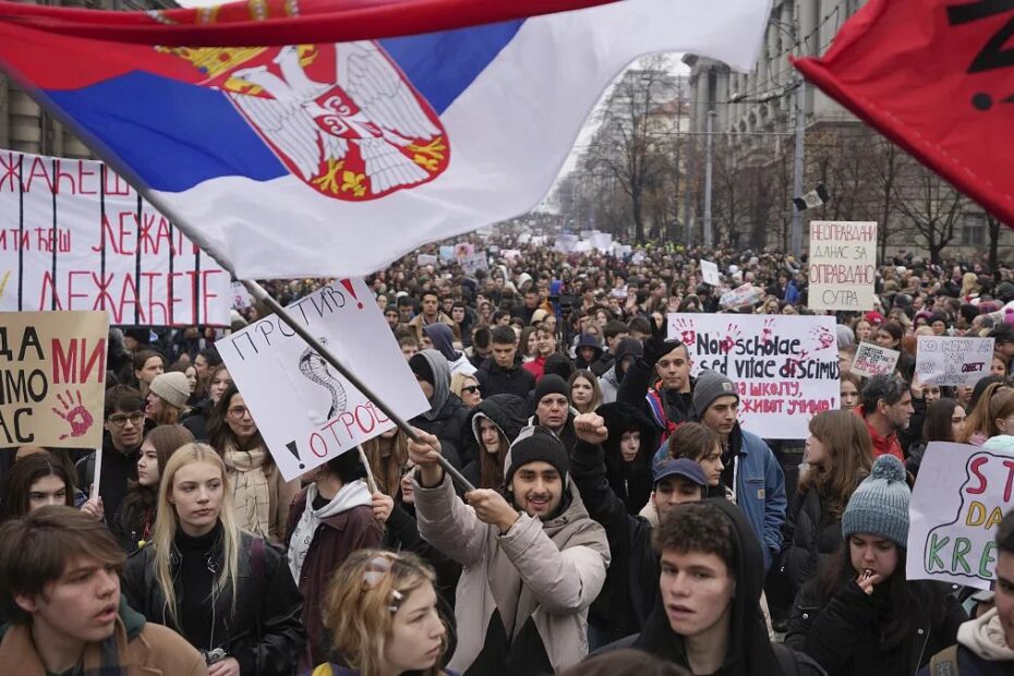 manifestazioni Serbia Mosca minaccia