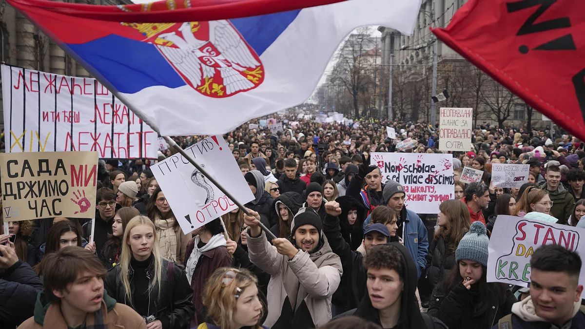 manifestazioni Serbia Mosca minaccia