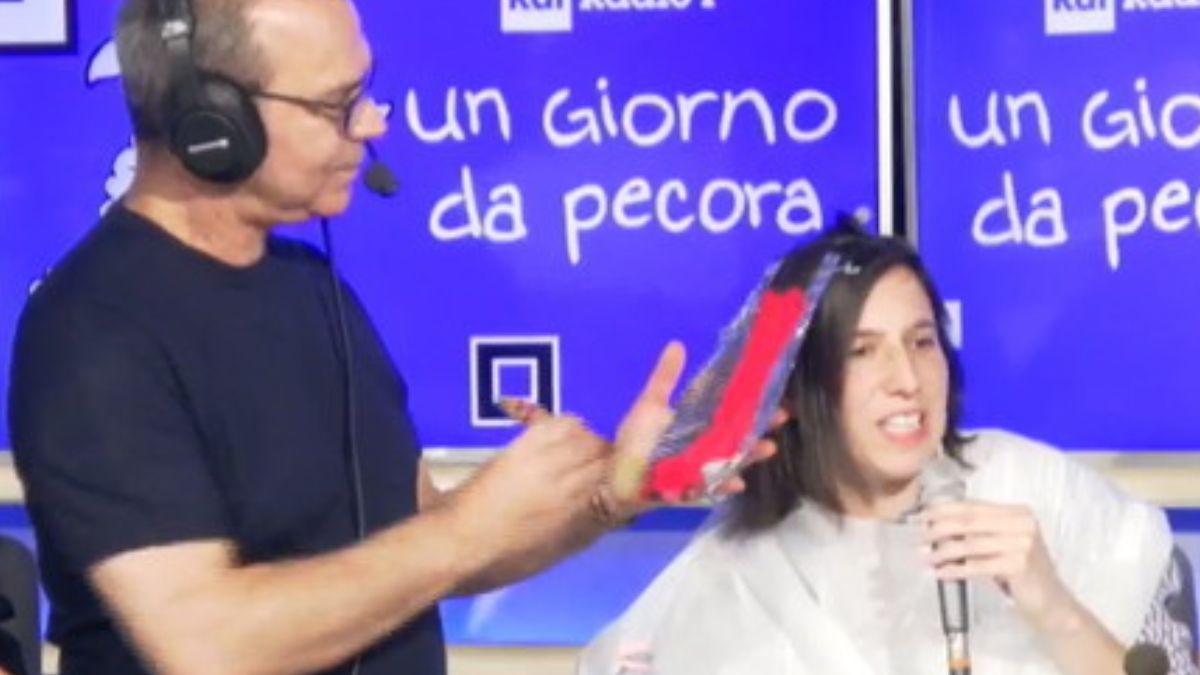 Il fioretto di Elly Schlein: si tinge di rosso e canta una canzone per Meloni Il fioretto di Elly Schlein: si tinge di rosso e canta una canzone per Meloni