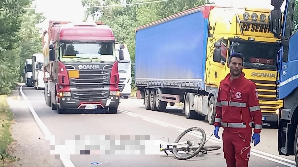 Tragedia nel traffico, ciclista travolto e ucciso da un tir: impatto atroce mentre attraversava Tragedia nel traffico, ciclista travolto e ucciso da un tir: impatto atroce mentre attraversava