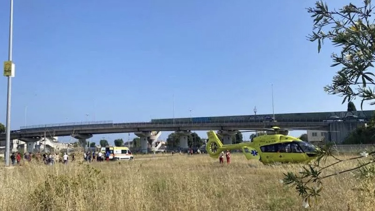 Italia. Tragedia sui binari, ragazza 17enne presa in pieno: aveva le cuffie mentre attraversava Italia. Tragedia sui binari, ragazza 17enne presa in pieno: aveva le cuffie mentre attraversava