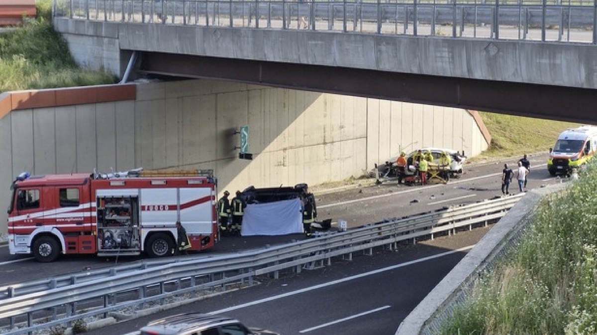 Italia, schianto micidiale: il bilancio è tragico. File lunghissime e caos in autostrada Italia, schianto micidiale: il bilancio è tragico. File lunghissime e caos in autostrada