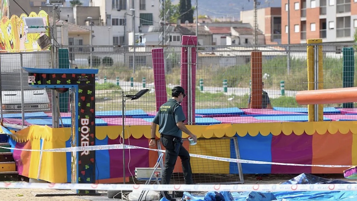 Scarica elettrica sulla giostra, colpiti bambini: piccola muore a soli 2 anni Scarica elettrica sulla giostra, colpiti bambini: piccola muore a soli 2 anni