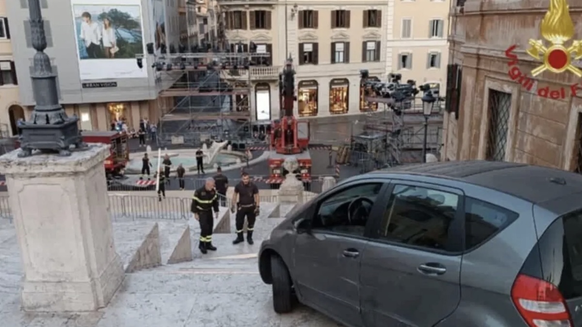 Con la macchina sulle scale del monumento italiano: “Non è la prima volta”, com’è possibile Con la macchina sulle scale del monumento italiano: “Non è la prima volta”, com’è possibile