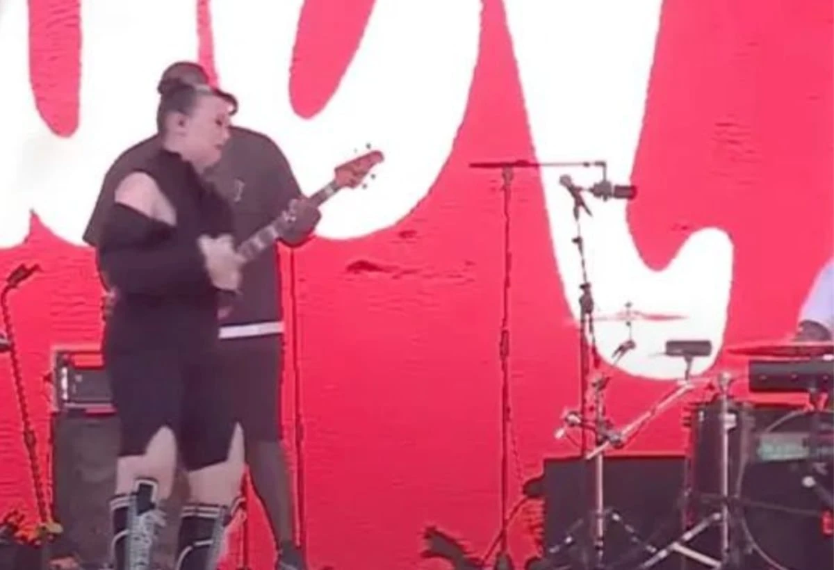 Tensioni durante il concerto, la cantante lascia il palco piangendo: cos’è successo Tensioni durante il concerto, la cantante lascia il palco piangendo: cos’è successo