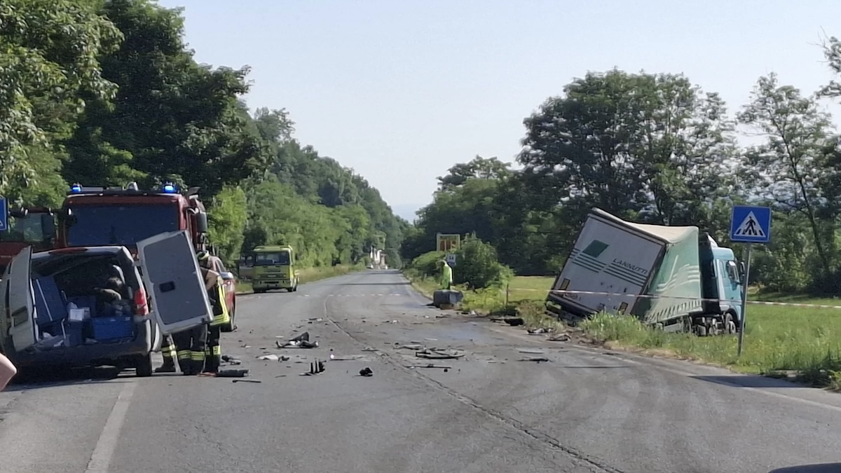 Schianto in mattinata, muore giovanissimo: mezzi completamente distrutti, traffico in tilt Schianto in mattinata, muore giovanissimo: mezzi completamente distrutti, traffico in tilt