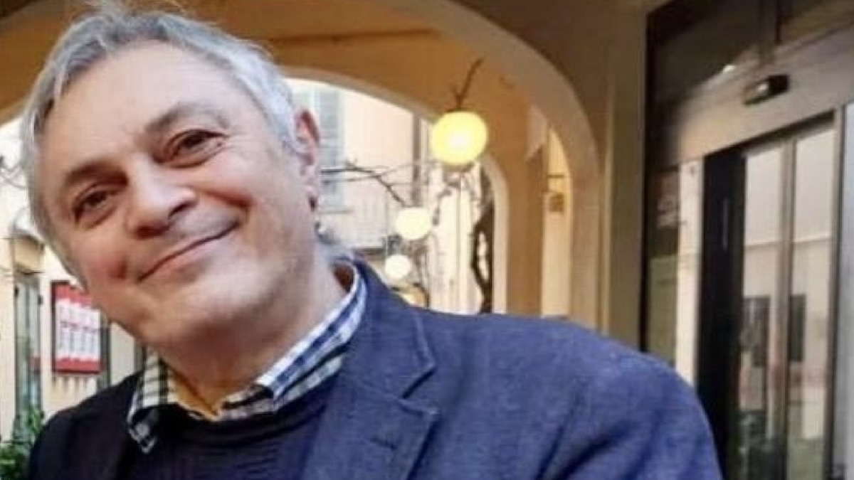 Uccide brutalmente il titolare di una cartoleria di lusso e scappa: è caccia aperta Uccide brutalmente il titolare di una cartoleria di lusso e scappa: è caccia aperta