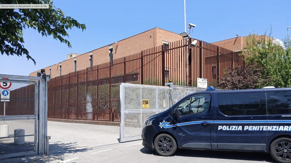 Cellulari, droga e agenti corrotti: bufera nel carcere di Prato. Coinvolti quattro agenti Cellulari, droga e agenti corrotti: bufera nel carcere di Prato. Coinvolti quattro agenti