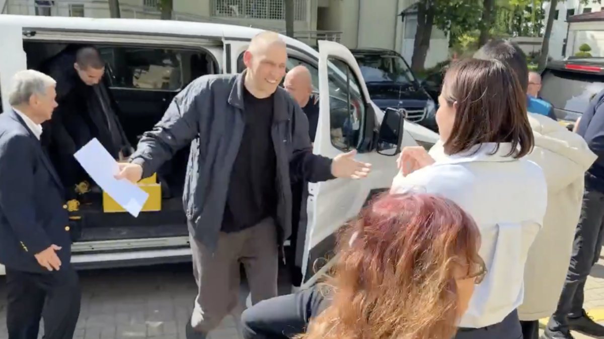 Bielorussia, liberato Sergei Tikhanovsky: il VIDEO dell’abbraccio con la moglie commuove il web Bielorussia, liberato Sergei Tikhanovsky: il VIDEO dell’abbraccio con la moglie commuove il web