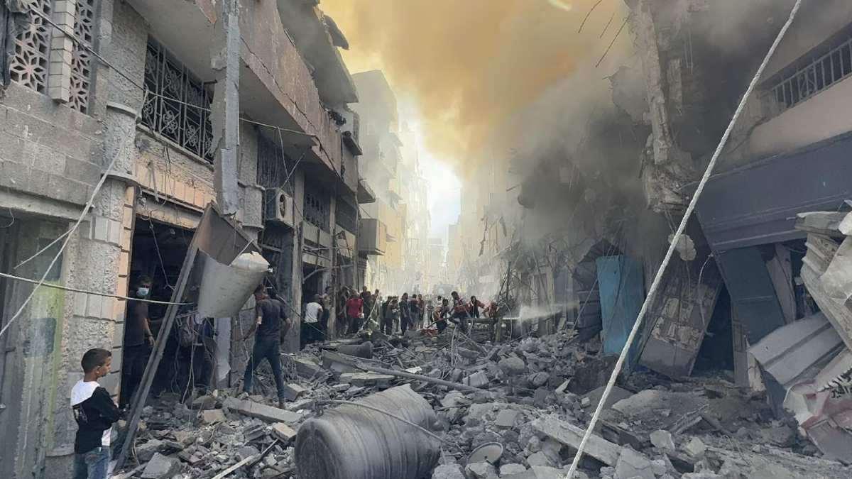 Spari all’improvviso sulla folla, fuoco israeliano sugli aiuti a Rafah: decine di morti
