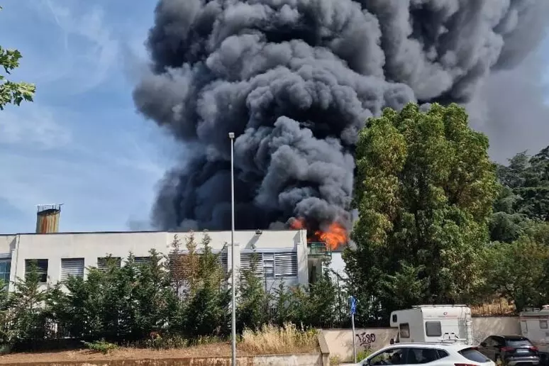 viterbo incendio all università della tuscia fiamme ed edifici evacuati le autorità non aprite le finestre