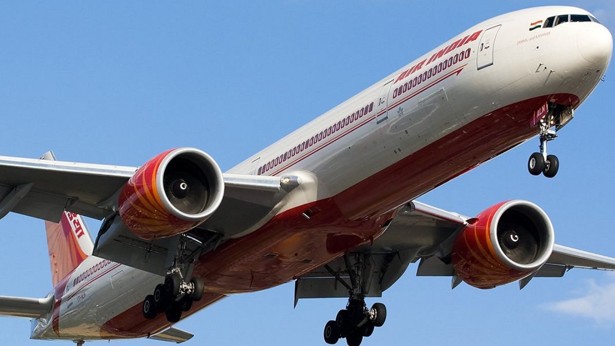 Aereo costretto a tornare in aeroporto dopo decollo, è emergenza: cosa succede Aereo costretto a tornare in aeroporto dopo decollo, è emergenza: cosa succede