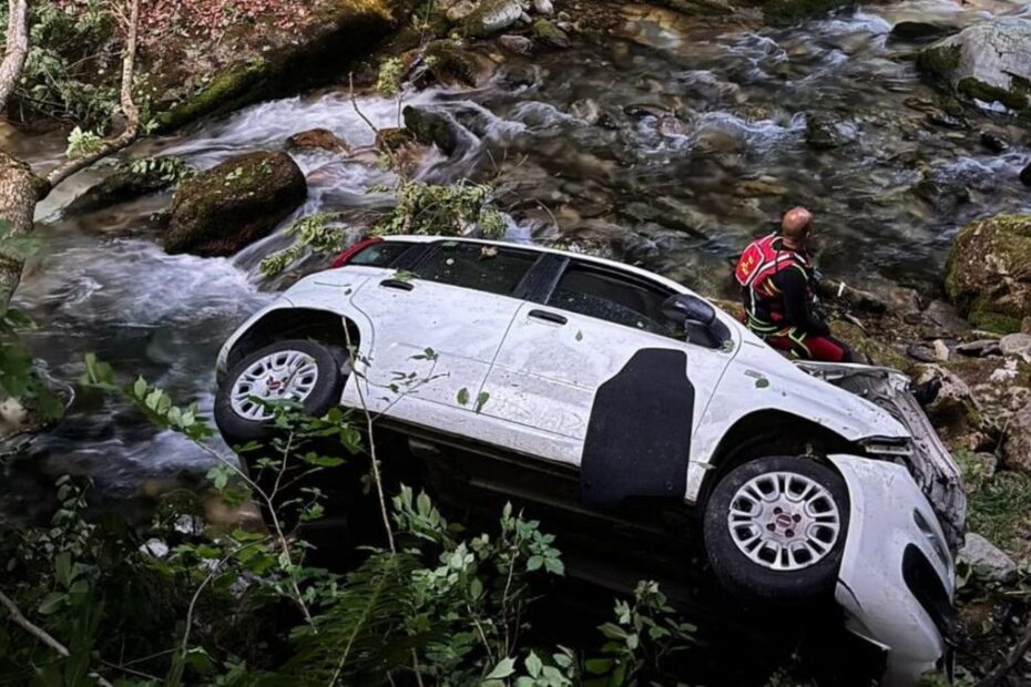 auto finisce nella scarpata