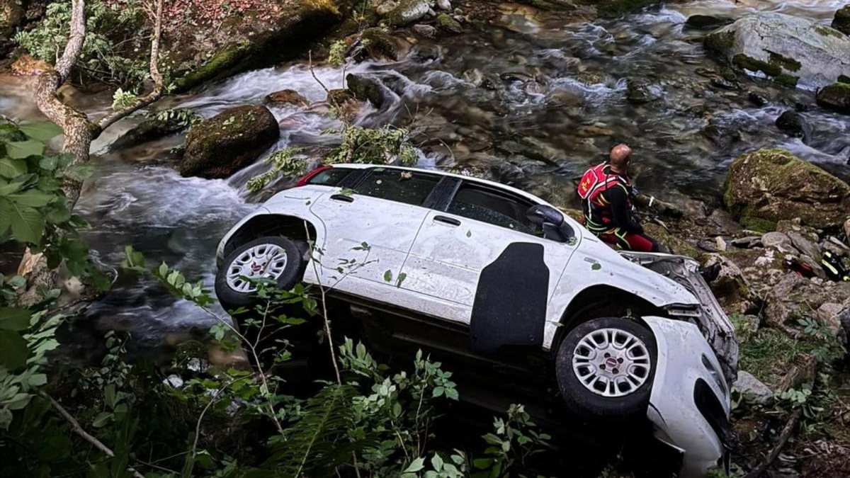 Auto giù nella scarpata, una donna a bordo: dramma, un’agonia Auto giù nella scarpata, una donna a bordo: dramma, un’agonia
