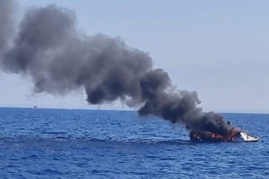 barca in fiamme