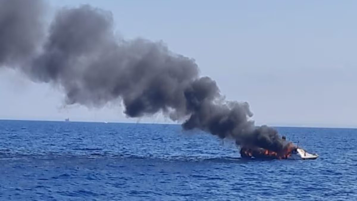 barca in fiamme