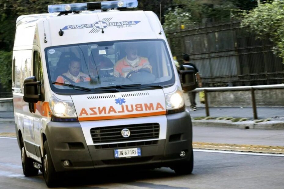 bimba mette mano nel tritacarne