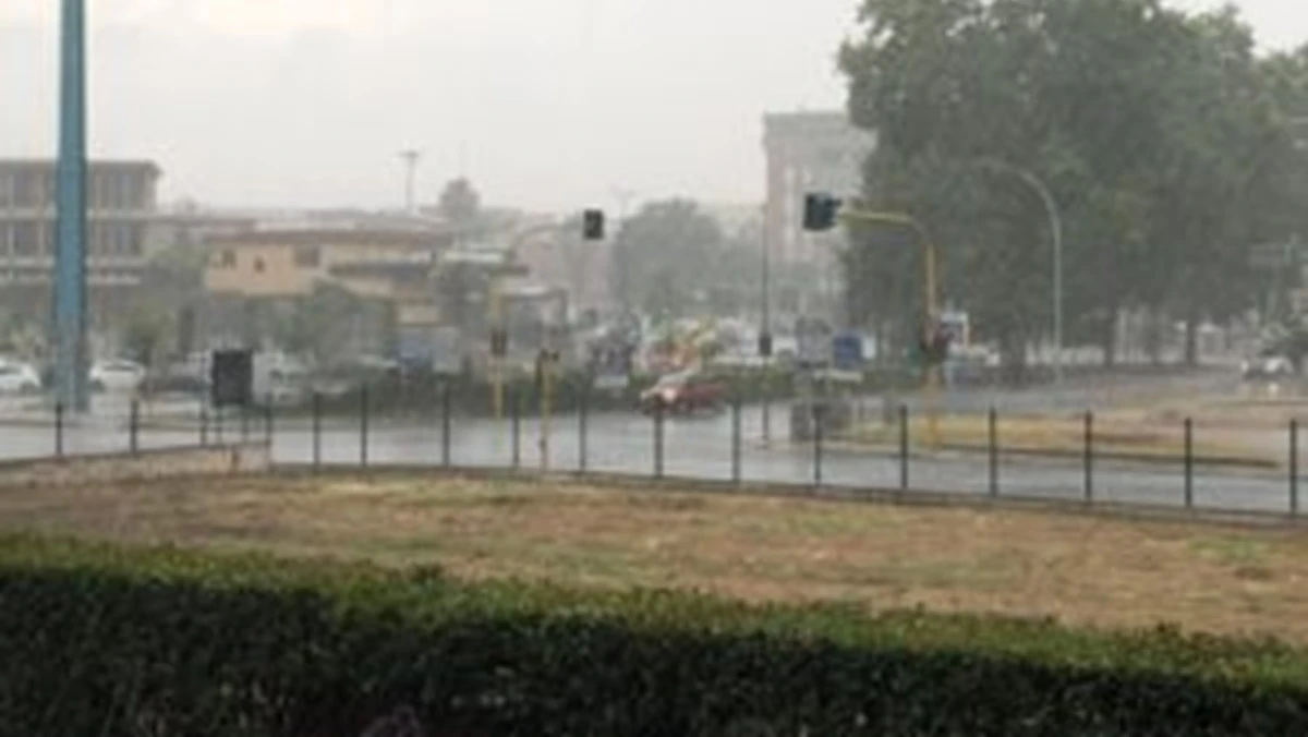 Maltempo, fortissima bomba d’acqua: strade allagate e alberi caduti Maltempo, fortissima bomba d’acqua: strade allagate e alberi caduti