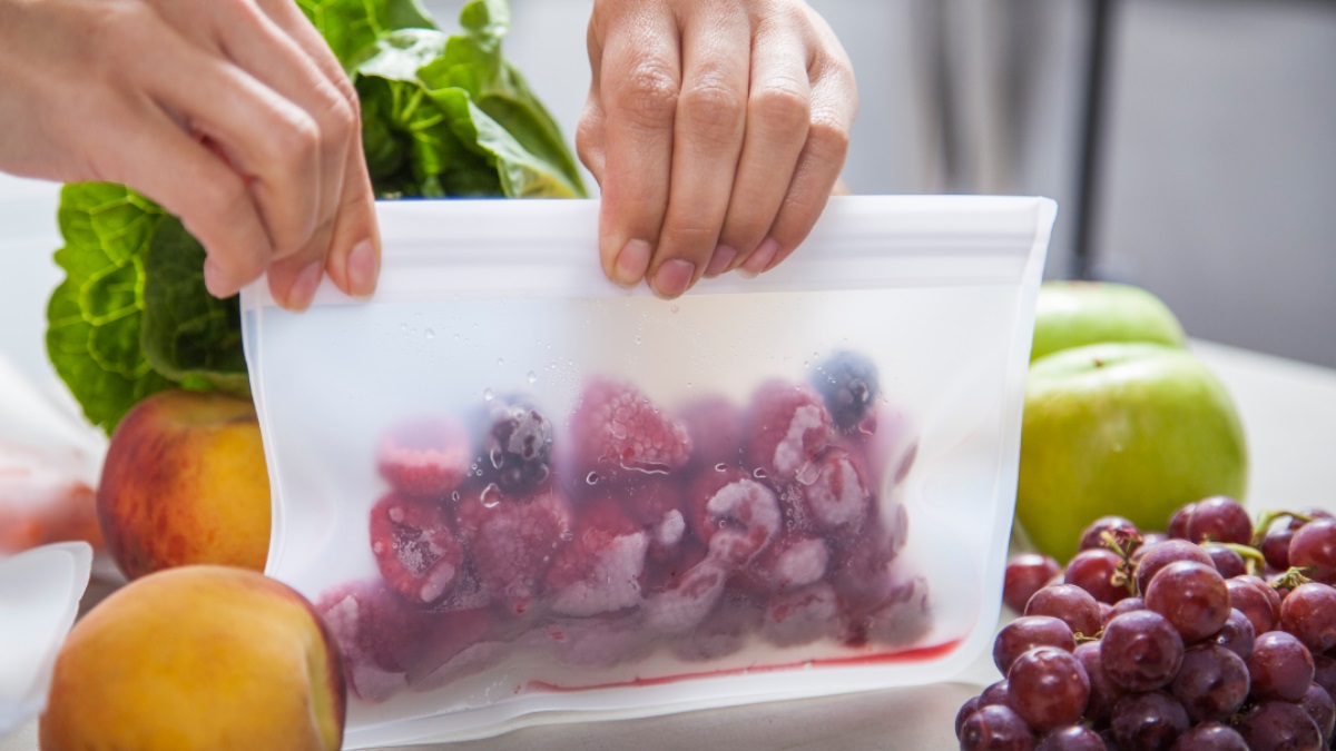 Congelare la frutta? Sì, si può: ecco come farlo nel modo corretto Congelare la frutta? Sì, si può: ecco come farlo nel modo corretto