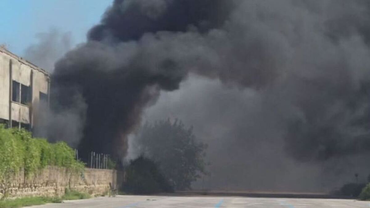 Incendio in Italia, colonna di fumo altissimo. Paura tra i cittadini Incendio in Italia, colonna di fumo altissimo. Paura tra i cittadini