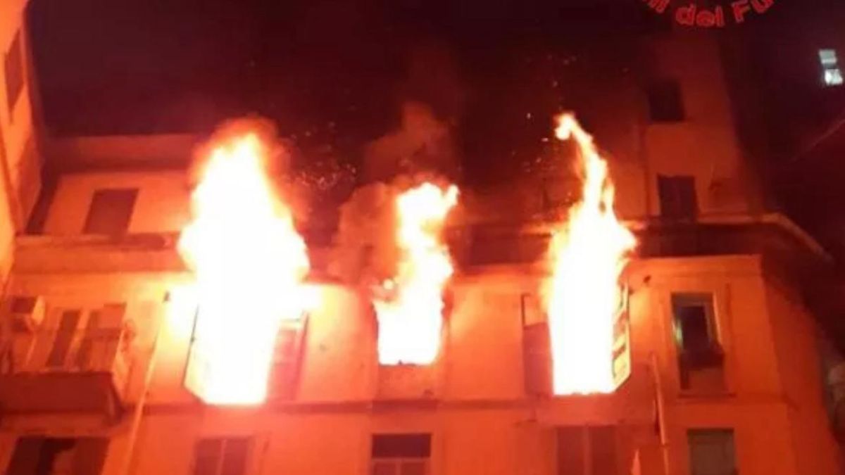 incendio mostruoso in un appartamento è dramma c è una vittima