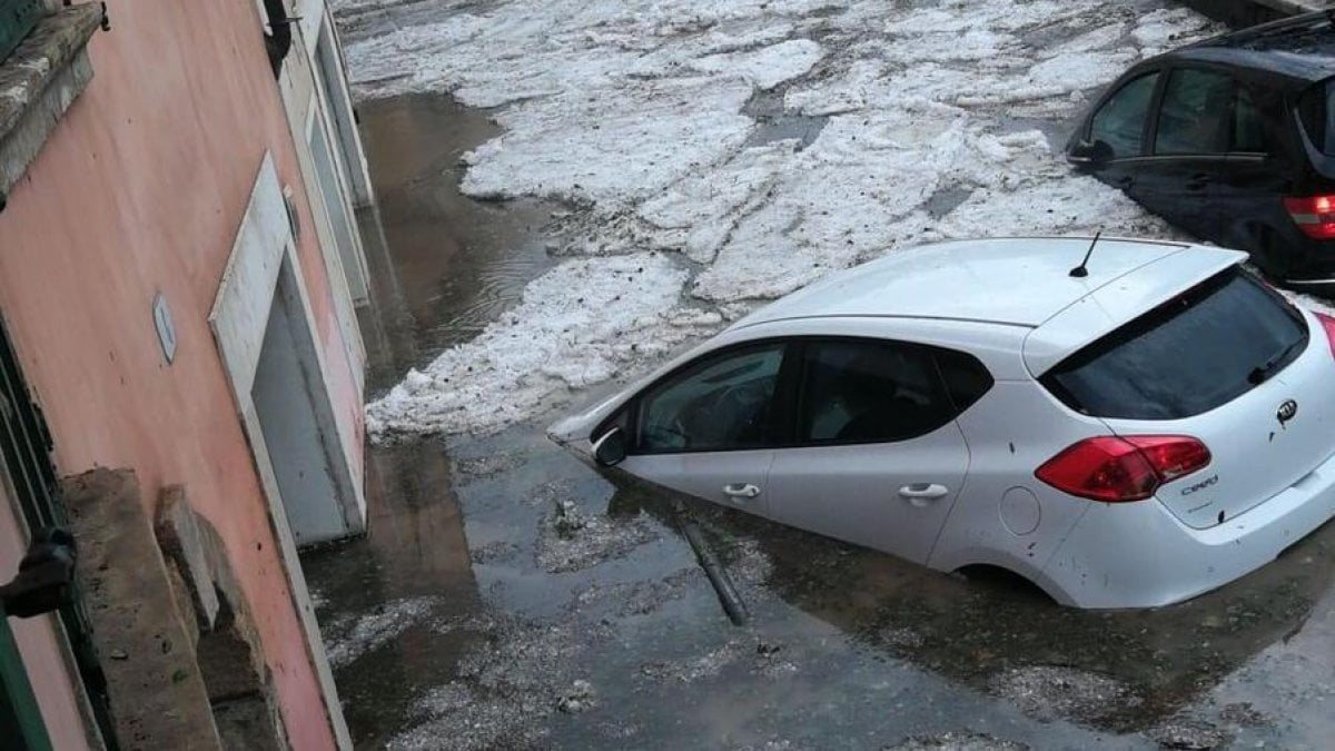 Grandine e allagamenti, il meteo impazzito scatena il caos in Italia: scene da brividi Grandine e allagamenti, il meteo impazzito scatena il caos in Italia: scene da brividi