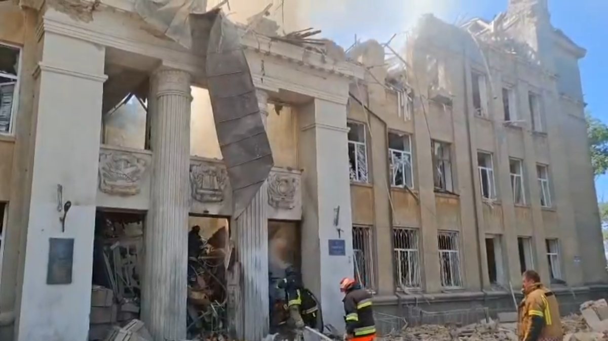 “Ci sono persone sotto le macerie”. Ucraina, missile russo colpisce una scuola. Bilancio terribile “Ci sono persone sotto le macerie”. Ucraina, missile russo colpisce una scuola. Bilancio terribile