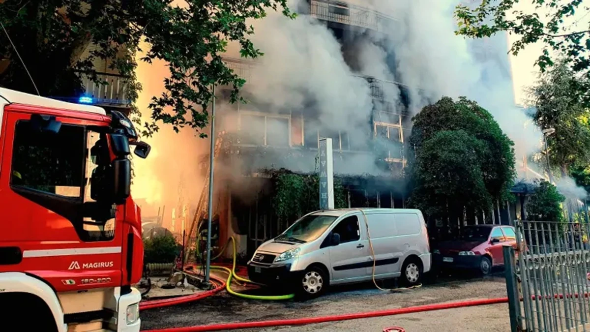 violento incendio brucia hotel della famosa localit224 di vacanza i vigili del fuoco in lotta con le fiamme