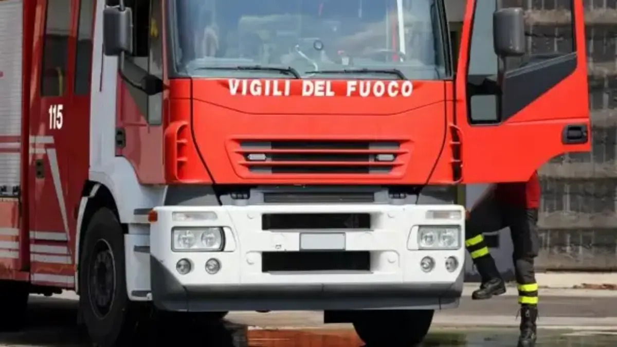 Incendio in Italia, colonna di fumo visibile a chilometri di distanza. Cosa è successo Incendio in Italia, colonna di fumo visibile a chilometri di distanza. Cosa è successo