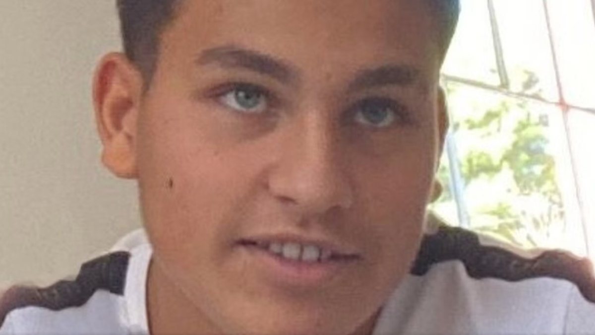 Tragedia in centro, Luigi preso in pieno da un’auto pirata: il suo corpo sbattuto su un palo Tragedia in centro, Luigi preso in pieno da un’auto pirata: il suo corpo sbattuto su un palo