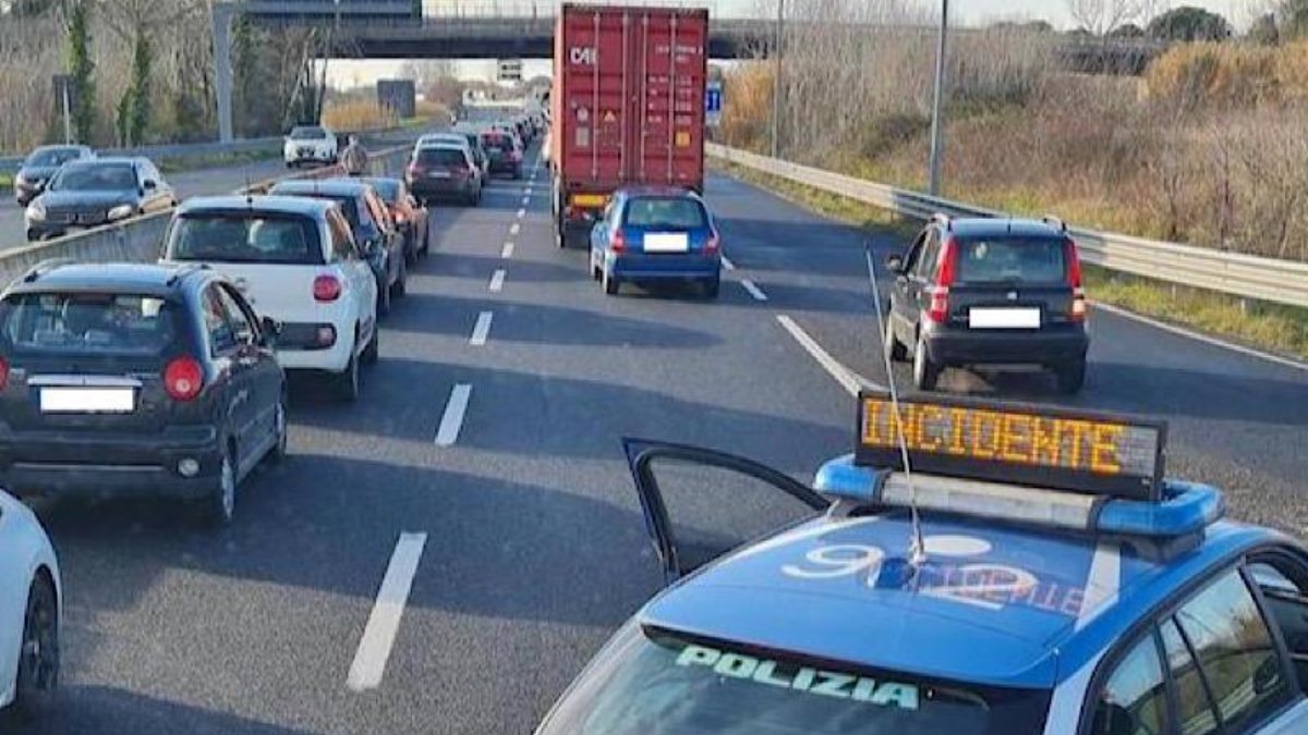 Maxi tamponamento in Italia, traffico in tilt: domenica da incubo Maxi tamponamento in Italia, traffico in tilt: domenica da incubo
