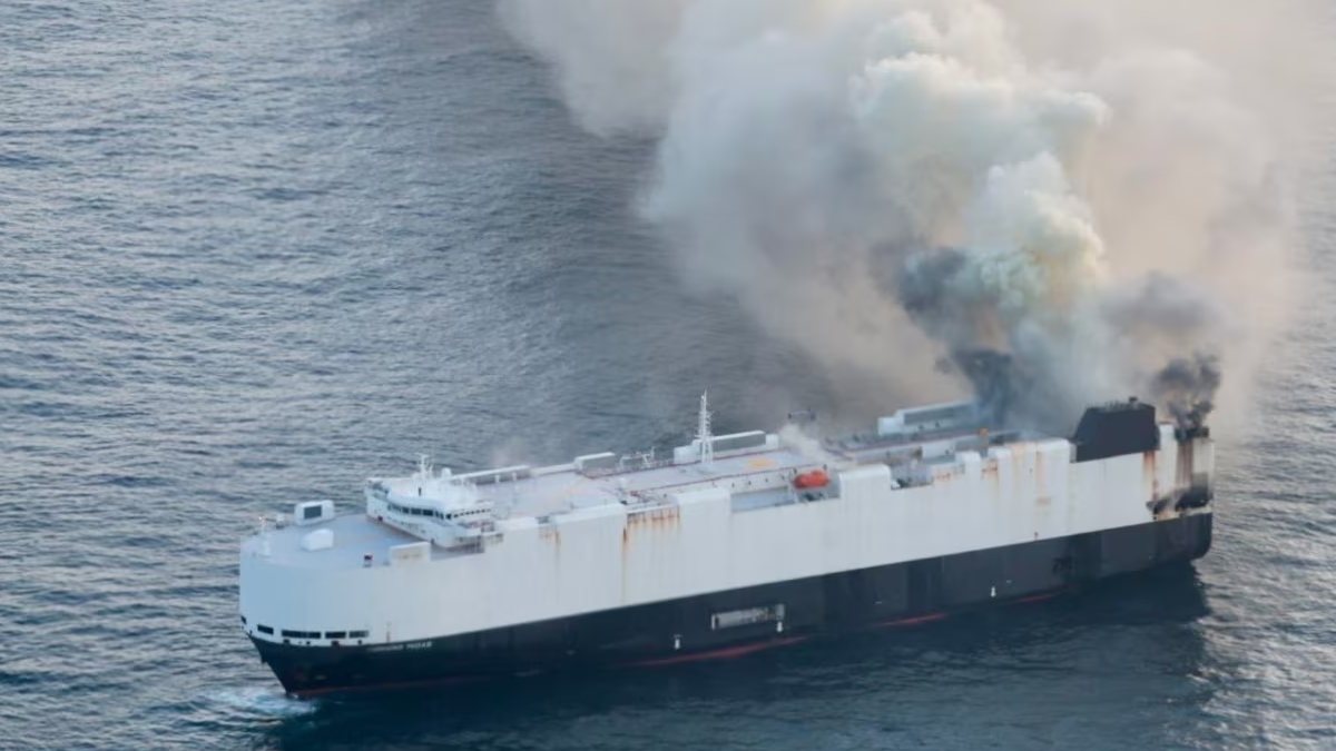 Incendio devastante, nave enorme affonda in pieno oceano: VIDEO da brividi Incendio devastante, nave enorme affonda in pieno oceano: VIDEO da brividi