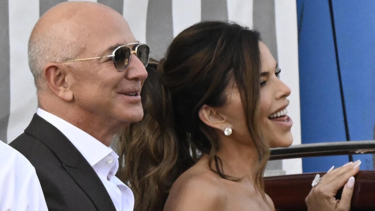 “Gliel’ha confessato all’orecchio”. Bezos, lei in abito da sposa e Jeff non resiste: chi lo ha sentito “Gliel’ha confessato all’orecchio”. Bezos, lei in abito da sposa e Jeff non resiste: chi lo ha sentito