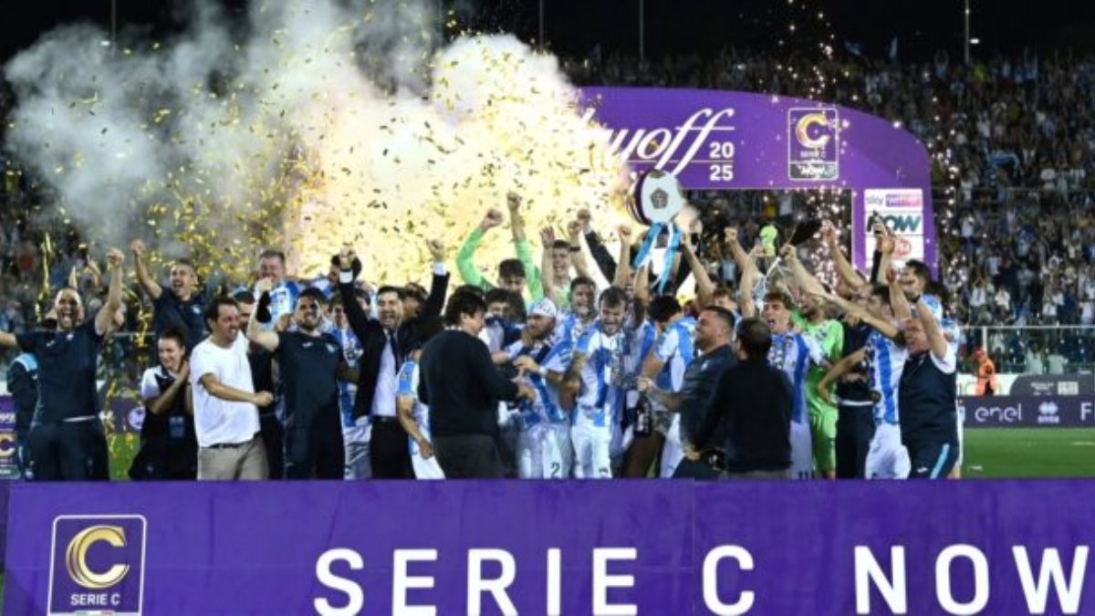 una squadra con 90 anni di storia torna nel calcio che conta festa esagerata