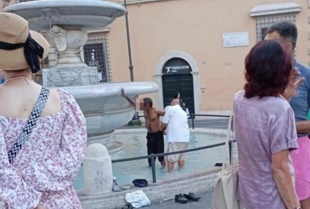 “Scena disgustosa!”. Si lava con il sapone nella fontana del ‘500: passanti inorriditi! “Scena disgustosa!”. Si lava con il sapone nella fontana del ‘500: passanti inorriditi!