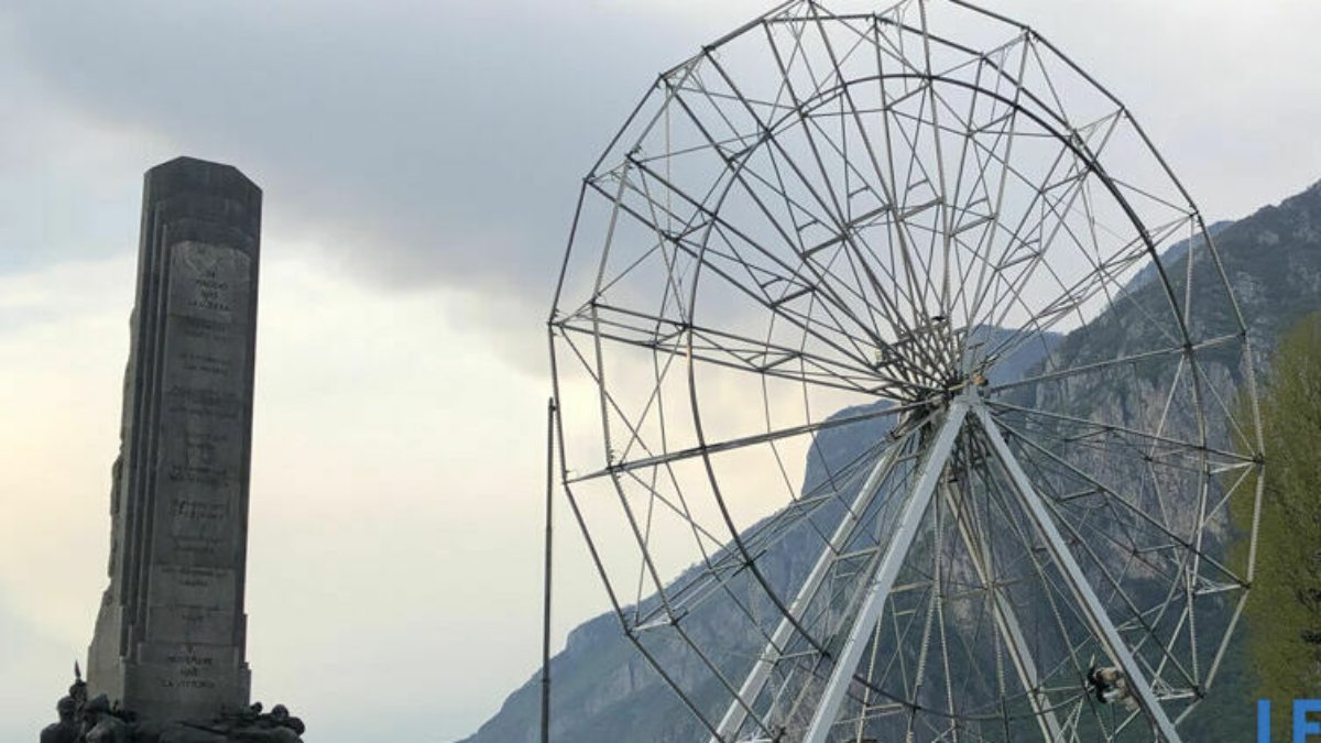 Panico in Italia: la tempesta abbatte la ruota panoramica. Immagini spaventose Panico in Italia: la tempesta abbatte la ruota panoramica. Immagini spaventose