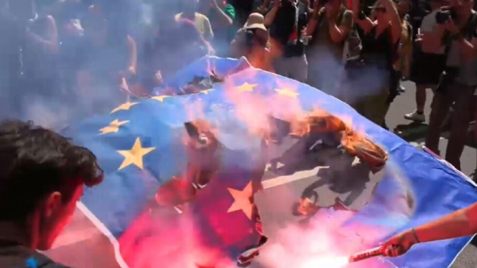 Le bandiere bruciate e la cecità ideologica di chi odia l’Europa (e Israele)