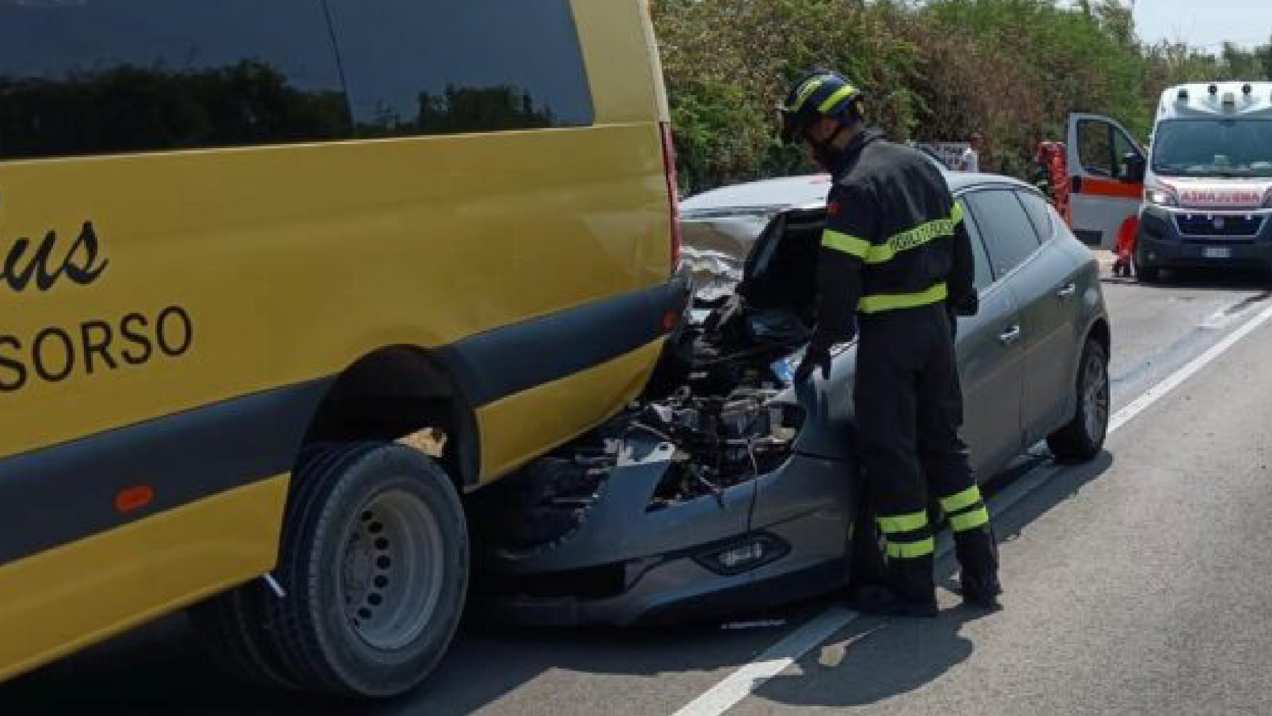 Schianto tremendo, auto contro scuolabus: bambini coinvolti Schianto tremendo, auto contro scuolabus: bambini coinvolti
