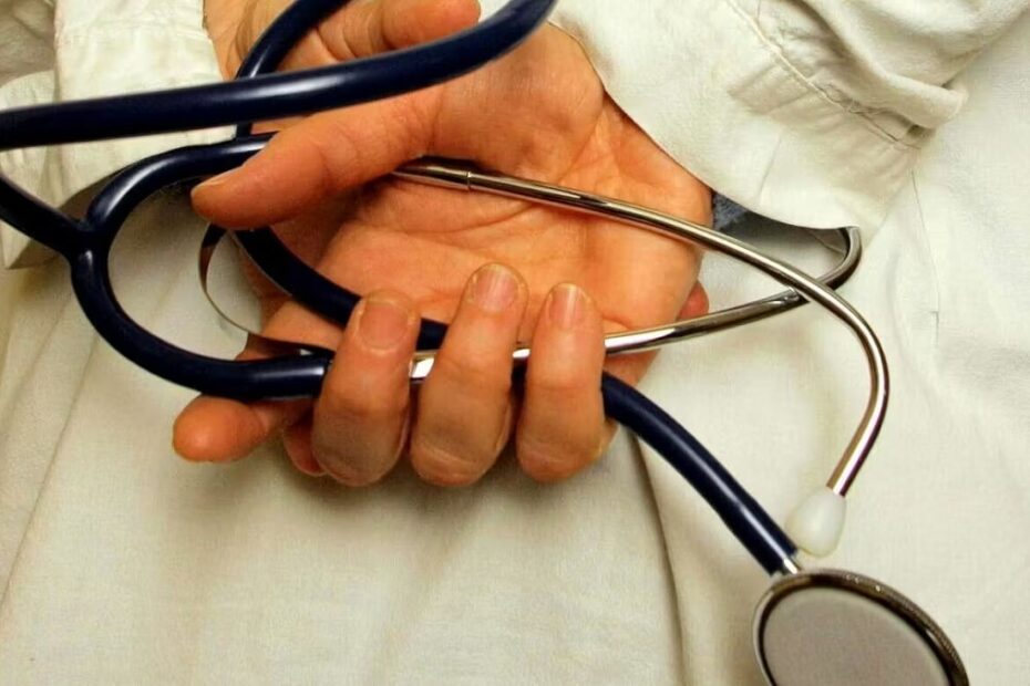 si finge medico del papa