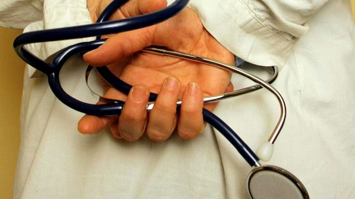 si finge medico del papa