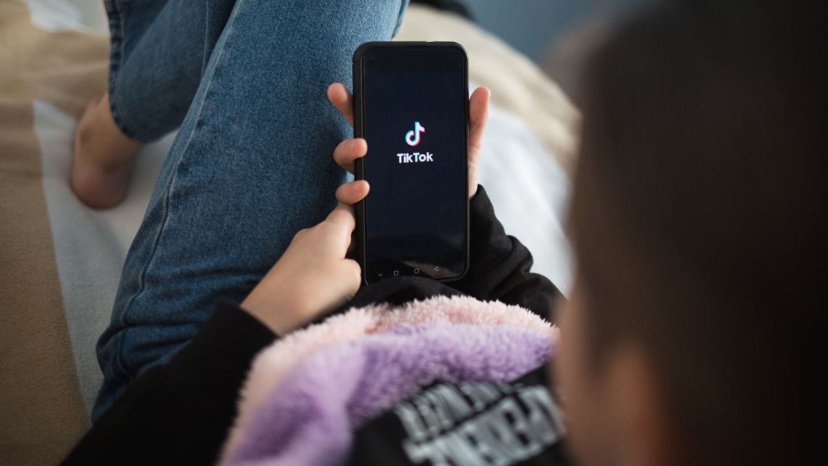 Picchia la compagna in diretta su TikTok, interviene la polizia Picchia la compagna in diretta su TikTok, interviene la polizia