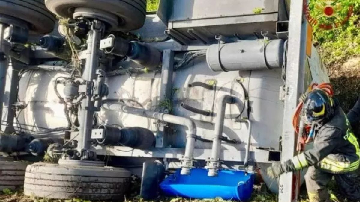 Tir si ribalta, è dramma in autostrada: traffico in tilt per chilometri