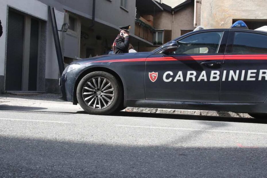 uccide mamma con accetta