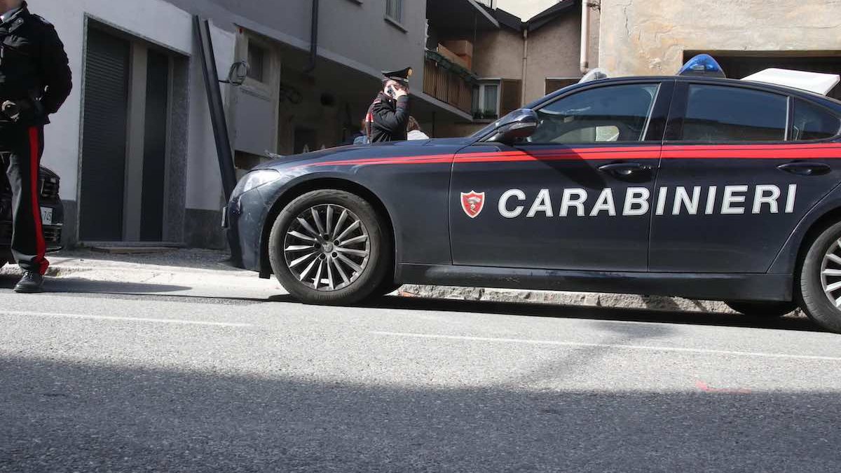 uccide mamma con accetta