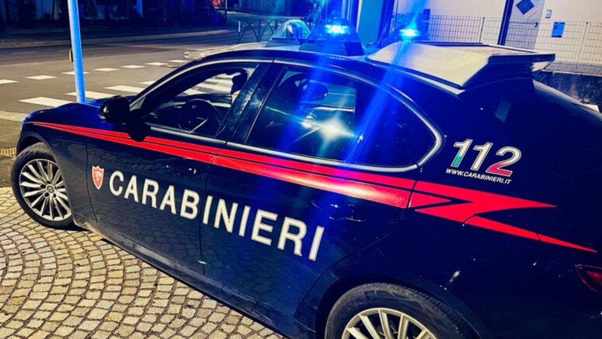 Spara e uccide la mamma, poi il gesto shock: la tragedia sconvolge il paese Spara e uccide la mamma, poi il gesto shock: la tragedia sconvolge il paese