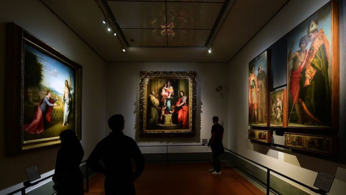 Panico agli Uffizi: turista rovina un’opera d’arte. Ecco cosa stava facendo. Follia