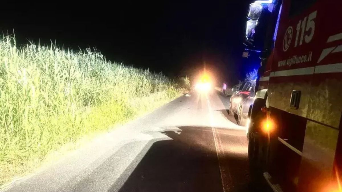 Travolto nella notte mentre spingeva la moto: vicesindaco ucciso da un’auto pirata