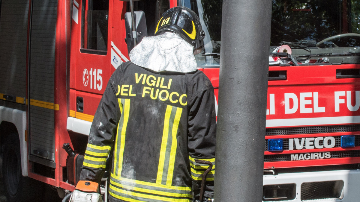 Italia, tragedia tra le fiamme: anziana trovata morta sotto il tetto crollato Italia, tragedia tra le fiamme: anziana trovata morta sotto il tetto crollato